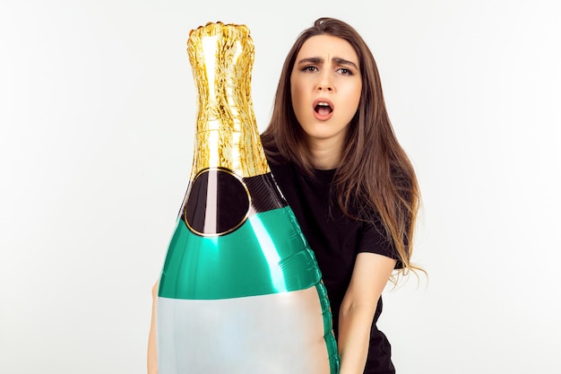 Воздушный шар бутылка шампанского молодая девушка держит воздушный шар
