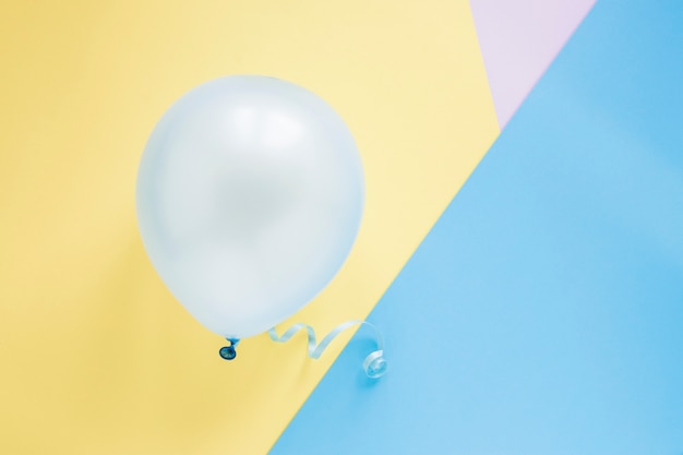 Воздушный шар на цветном фоне