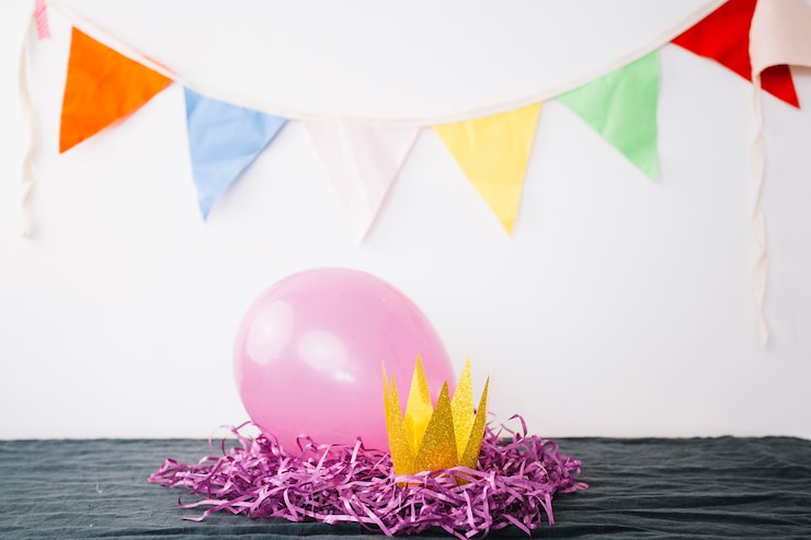 Free Photo balloon crown and tinsel near flag garland
