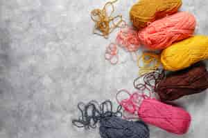 Foto gratuita gomitoli di filato in diversi colori con ferri da maglia.