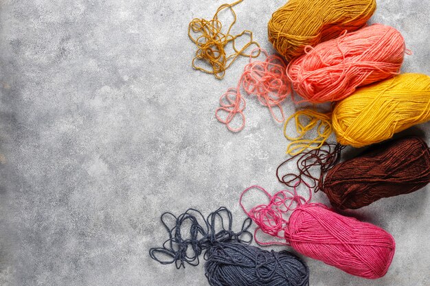 編み針でさまざまな色の毛糸のボール。