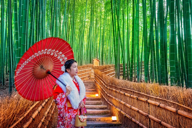 竹林。日本の京都の竹林で日本の伝統的な着物を着ているアジアの女性。