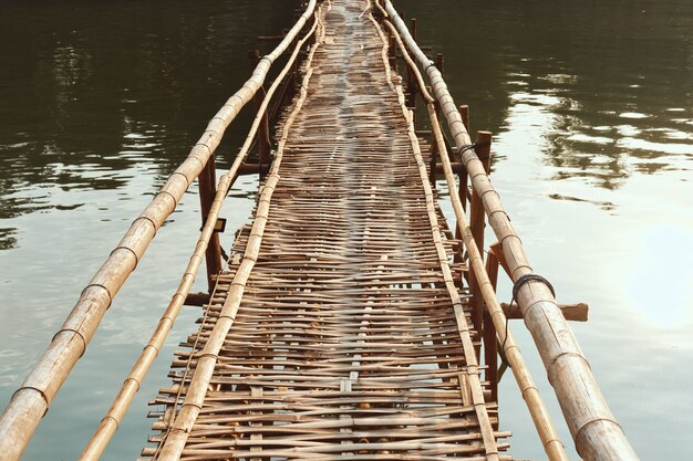 Бамбуковый пирс на реке Нам Хан под солнечным светом в дневное время в Лаосе