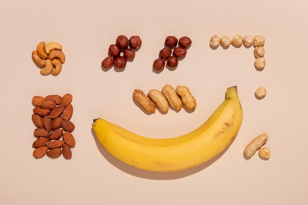 Бесплатное фото Композиция из бананов и орехов