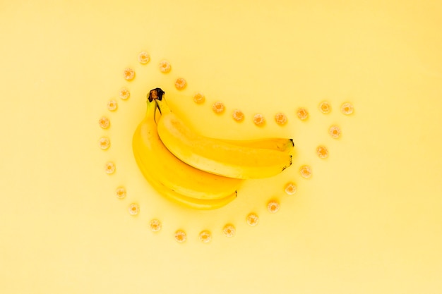 Foto gratuita banana e cereali intorno ad esso