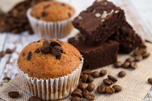 Foto gratuita cupcakes alla banana mescolati con gocce di cioccolato su un piatto bianco.