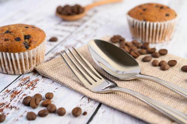 Free photo banana cupcakes mixed with chocolate chip on a white plate.