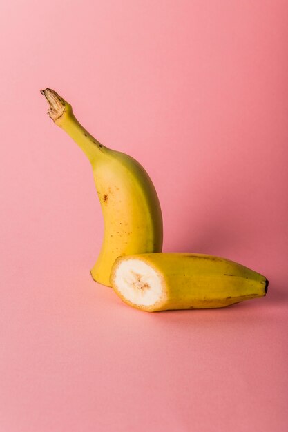 Банана разрезают наполовину