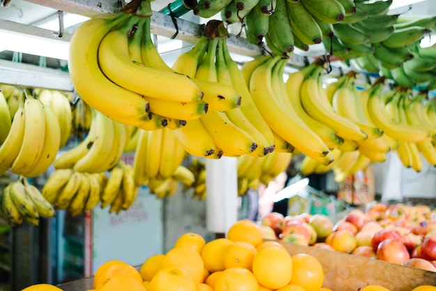 Free photo banana hanging in market