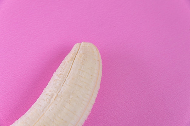 Банан на розовом
