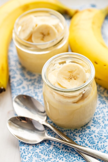 Free photo banana pudding for breakfast