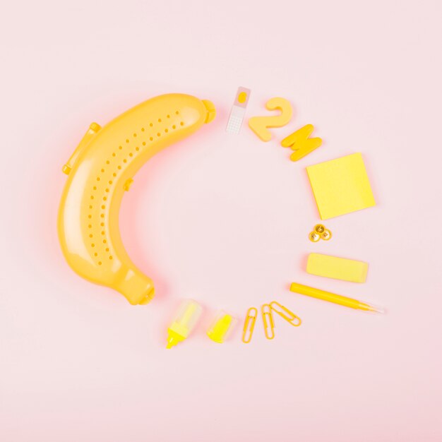 라운드 프레임을 형성하는 바나나 테마 학용품