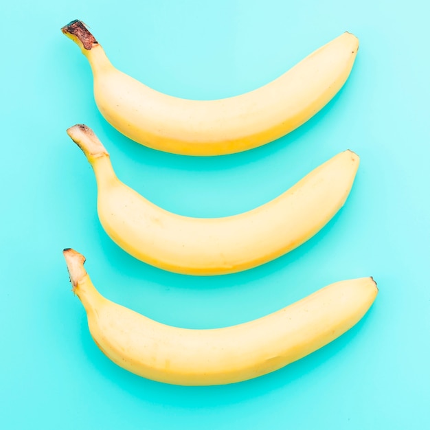 Free photo bananas on colored background