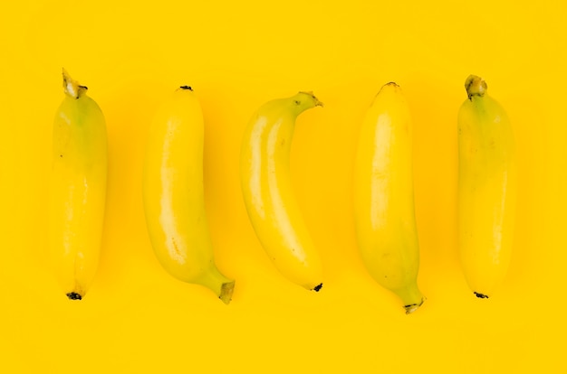 Бананы на цветном фоне