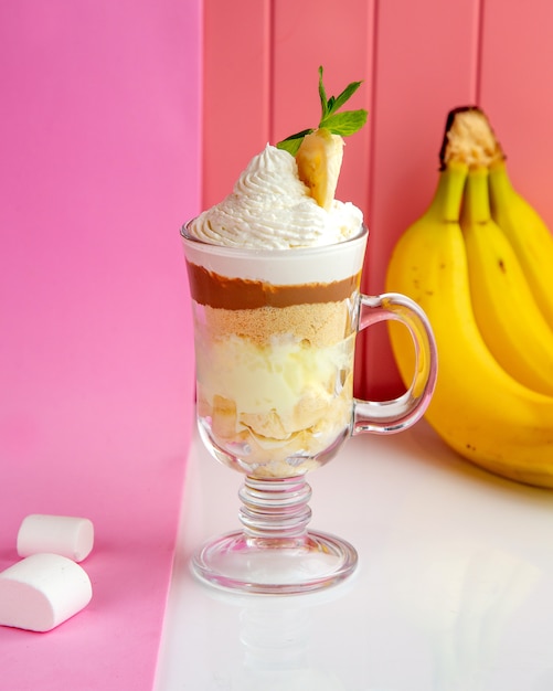 무료 사진 부서진 쿠키 요구르트 휘핑 크림 카라멜과 바나나와 함께 bananparfait