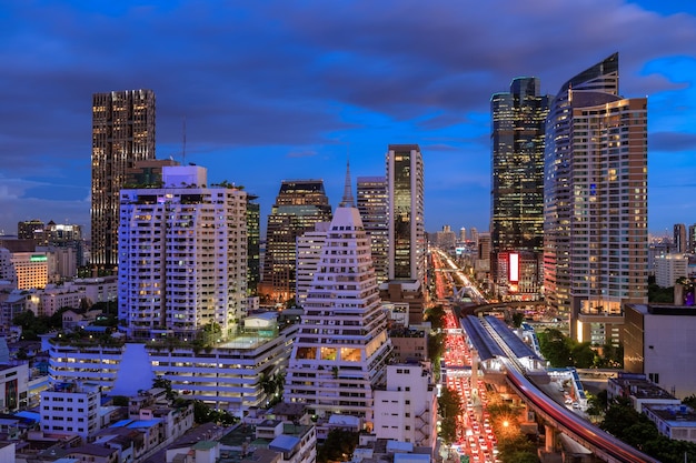 Городской пейзаж делового района Бангкока с небоскребом в сумерках Таиланда