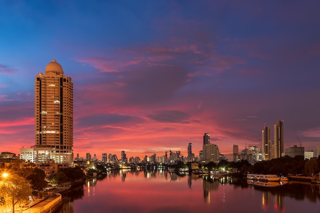 Бангкок, центр города, финансовый деловой район, набережная, городской пейзаж и река Чао Прайя в сумерках перед восходом солнца, Таиланд