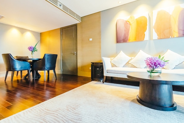 БАНГКОК, ТАИЛАНД - 12-ОЕ АВГУСТА 2016: Красивое роскошное украшение интерьера живущей комнаты в гостинице