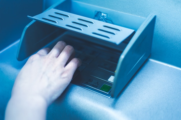 은행 ATM 작업에서 비밀번호를 입력하십시오.