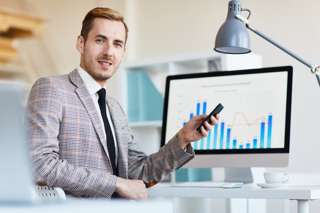 Foto gratuita banchiere al lavoro