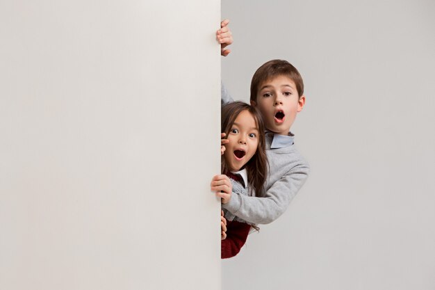 Banner with a surprised children peeking at the edge