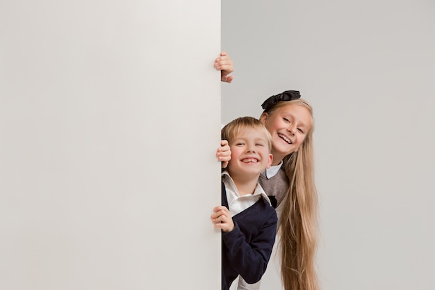 Free photo banner with a surprised children peeking at the edge