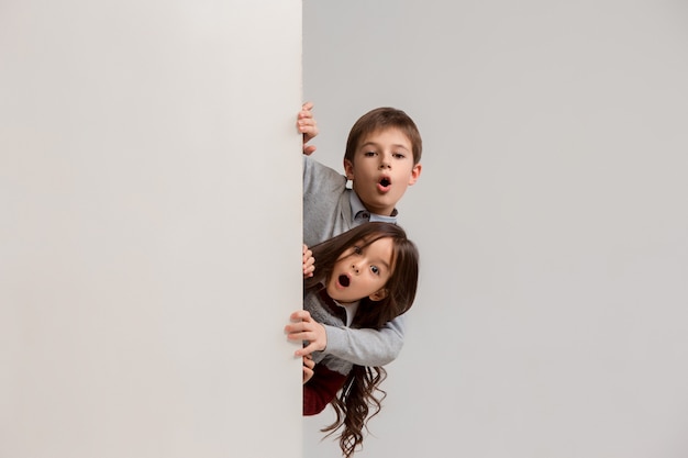 Free photo banner with a surprised children peeking at the edge