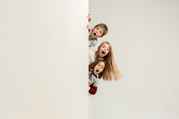 Free photo banner with a surprised children peeking at the edge