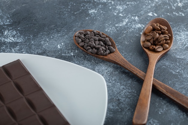 コーヒー豆とチョコレートチップとチョコレートのバー。