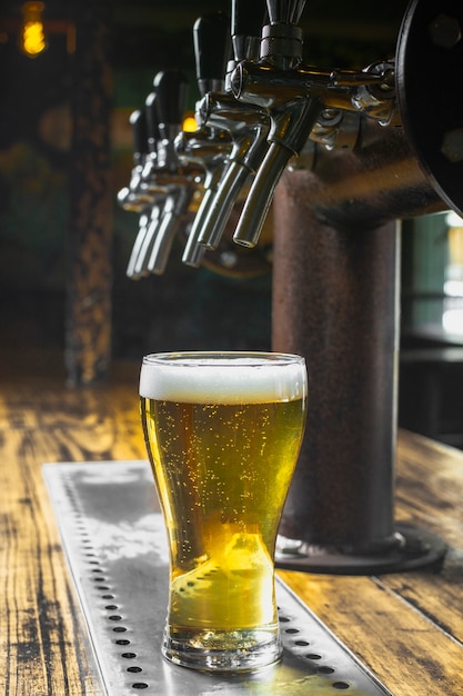 Foto gratuita bar allestito per versare birra con schiuma