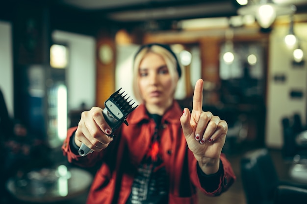 Free photo barbershop. female barber at salon.