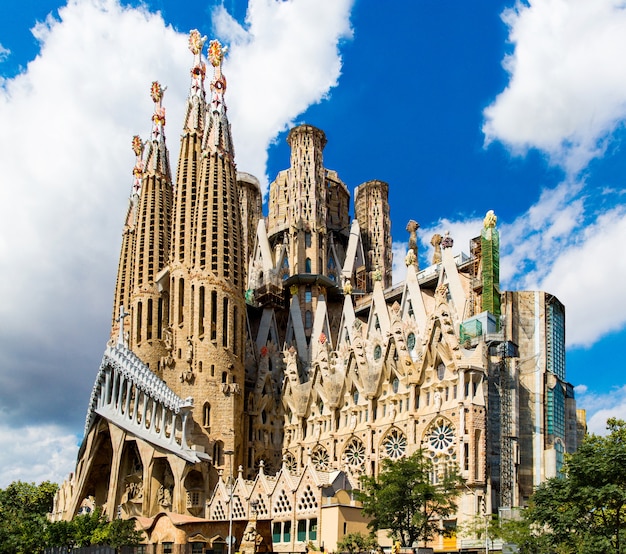 스페인 바르셀로나, 2019년 9월 20일. 사그라다 파밀리아(sagrada Familia)는 스페인 바르셀로나에 있는 거대한 로마 가톨릭 대성당으로 안토니 가우디(antoni Gaudi)가 설계했으며 유네스코 세계 문화 유산입니다. 프리미엄 사진