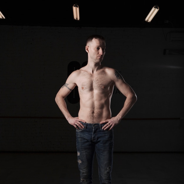 Free photo bare-chested man in jeans