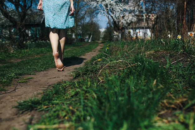 Foto gratuita donna camminare a piedi nudi sul terreno