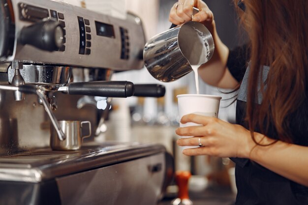 Бариста кафе делает концепцию приготовления кофе