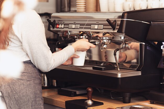 バリスタ、カフェ、コーヒーを作る、準備とサービスのコンセプト