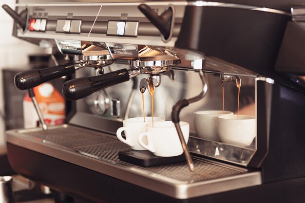 バリスタ、カフェ、コーヒーを作る、準備とサービスのコンセプト