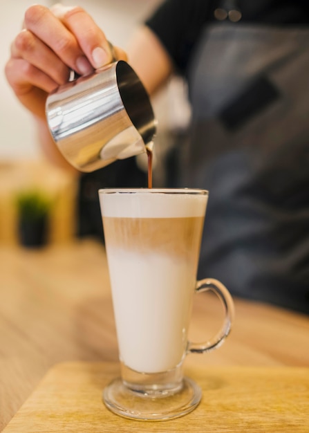 Foto gratuita barista che fa bevanda al caffè