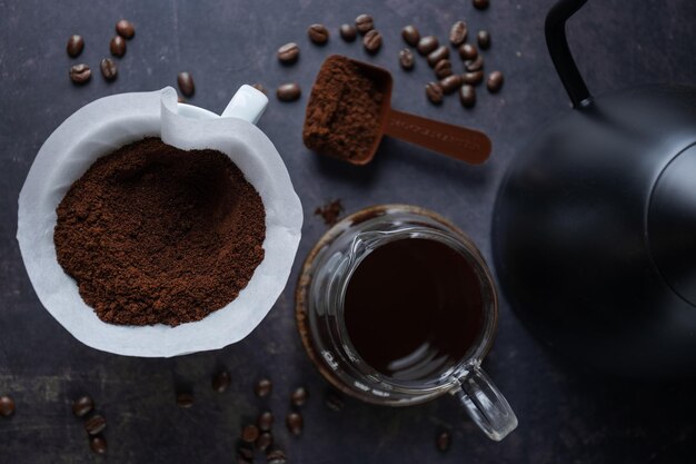 ケメックスでコーヒーを注ぐバリスタ