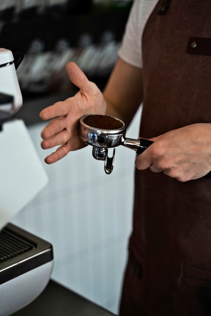 Barista che prepara bevande