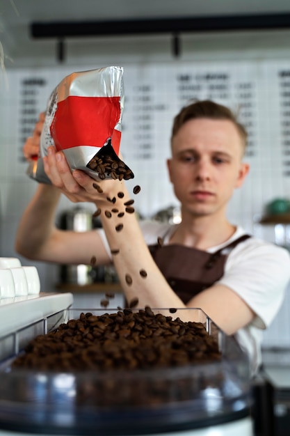 Free photo barista preparing beverage