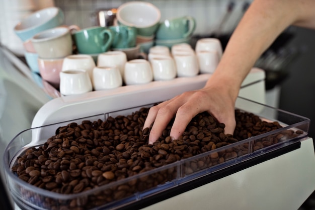 Free photo barista preparing beverage