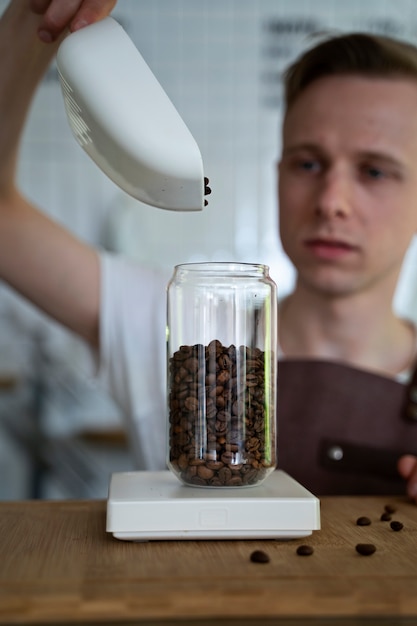 Barista che prepara bevande