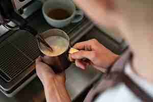 Free photo barista preparing beverage