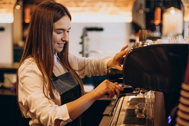 Barista che prepara il caffè in una caffetteria