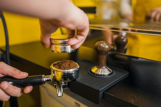 Foto gratuita barista con tazza per macchina da caffè