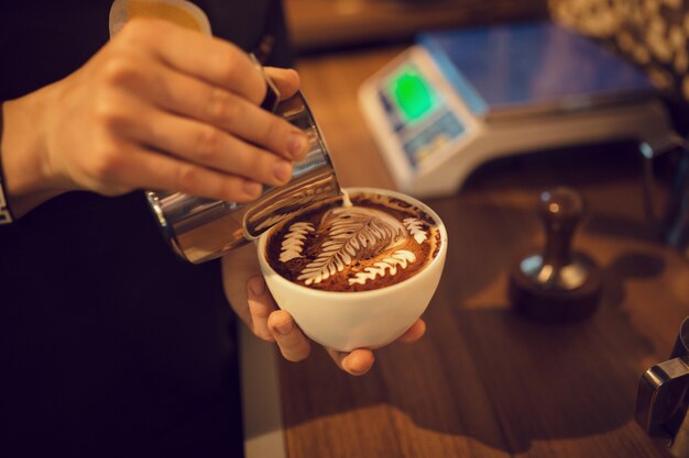 コーヒーショップで働くバリスタ