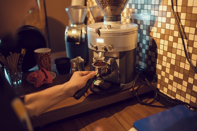 Foto gratuita barista al lavoro in un bar