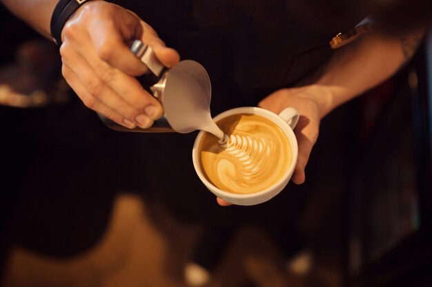 コーヒーショップで働くバリスタ