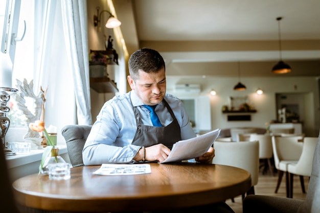 Free photo barman looking at menu